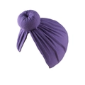 Detailansicht der lila Donut-Knoten Baby-Turbanmütze mit weicher Rippenstruktur - Lila