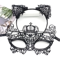 Détail d'un serre-tête oreilles de chat en dentelle noire et loup brodé de bal - Serre-tête + Masque Couronne