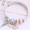 Verstelbare armband met roze oog, engelenvleugel en handgemaakte glazen bedeltjes in zilver - Roze