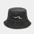 Dettaglio macro di ricamo a onde e occhielli metallici su cappello da pescatore - M (56-58cm) / Nero