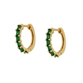 Dettaglio di orecchini a cerchio dorati con pietre di zircone verde dal taglio rettangolare - Oro Verde