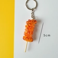 5cm realistischer Grillfleischspieß Schlüsselanhänger mit Metallring auf Gelb und Weiß - Gegrillter Seitan-Spieß / 5cm