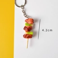 Realistischer Grillgut-Schlüsselanhänger mit Miniatur-Fleisch und Frühlingszwiebeln 4,2 cm - Fleischspieß mit Frühlingszwiebeln / 4.2cm