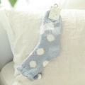 Calze da notte in pile corallo blu a pois con fiocco bianco e pompon decorativi - Taglia unica / Azzurro