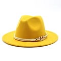Dettaglio cappello fedora in lana gialla con cordoncino dorato e catena metallica a maglie - M (56-58cm) / Giallo