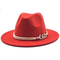 Détail d'un chapeau fedora en laine rouge avec chaîne dorée et ruban tressé beige - M (56-58cm) / Rouge Orangé