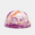 Detailopname van paars en oranje tie-dye docker muts met zachte suède textuur en rolrand - M (56-58cm) / Paars Oranje Tie-dye (2#色)