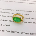 Elegante anillo dorado con gema ovalada verde y una pequeña piedra redonda transparente - US 6 / Esmeralda
