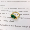 Anillo minimalista chapado en oro de 18K con gema esmeralda ovalada y cristal transparente - US 6 / Esmeralda