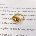 Anillo chapado en oro de 18K con gema ovalada ámbar grande y piedra lateral pequeña clara - US 6 / Ámbar