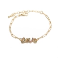 Gouden schakelarmband met kleurrijke kristallen Love-hanger op een witte achtergrond - Goud Love