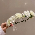 Corona floreale da sposa con fiori bianchi in tessuto e vite verde per spiaggia - Bianco