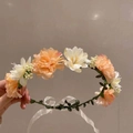 Corona di fiori fatta a mano con rose arancioni e avorio e nastro bianco regolabile - Arancione