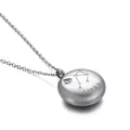 Pendentif Balance en acier argenté avec constellation gravée et petit diamant incrusté - Balance (KN89800-KFC)