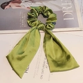 Elegante elastico in raso verde avocado con fiocco a nastro lungo e finitura lucida - Verde