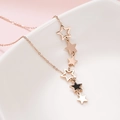 Elegante roségoldene Sternenkette mit mehreren Metall- und Schwarzanhängern an feiner Kette - Pentagramme / Roségold