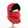 Detail der roten Bombermütze mit schwarzem Kunstfellfutter und winddichter Gesichtsmaske - M (56-58cm) / Rot