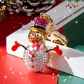 Porte-clés bonhomme de neige doré avec strass roses sur fond de décoration de Noël - Rouge Rose
