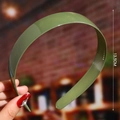 Detail of green plastic wavy headband with non-slip inner teeth and 13.5cm size mark - Green (Simple Glossy)