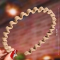 Detail view of a beige wavy plastic headband showing 13.5cm size and smooth texture - Beige (Wave Slim)