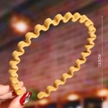 Detail view of a beige woven pearl headband with height dimension measurement 13.5cm - Beige (Wave Matte)