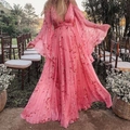 Robe maxi rose à fleurs avec col en V et manches évasées pour femmes au style estival - S / Robes / Rose