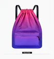 Vista frontal de la mochila con cordón en degradado rojo rosa y tela resistente al agua - Degradado Rosa Rojo