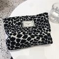 Vista detallada de la textura en relieve de la bolsa de lona con lunares negros y blancos - Estampado de Leopardo en Blanco y Negro