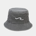 Dettaglio cappello a secchiello grigio lavato con ricamo a onde bianche in rilievo - M (56-58cm) / Grigio