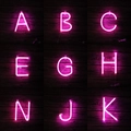 Set di luci alfabetiche al neon a LED rosa su legno scuro per decorazioni festive - Lettera A