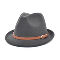 Détail d'un chapeau fedora en laine gris foncé avec bande en similicuir brun et boucle - M (56-58cm) / gris foncé