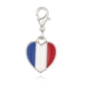 Vista macro de colgante de corazón bandera francesa con cierre de langosta plateado DIY - Estilo Francia