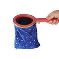 Borsa magica in velluto blu con stelle argentate e manico rosso su sfondo bianco neutro - Blu con motivo a stelle