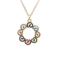 Goldene Halskette mit kreisförmigem Wirbelanhänger und bunten Zirkonia-Steinen - Goldene O-Kette