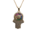 Macro-opname van de Hamsa Hand hanger met zirkoon micro-pave en gekleurde stenen aan ketting - Hamsa Hand Schakelsketting Goud / Goud