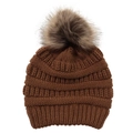 Detaillierte Textur der braunen Winter-Strickmütze mit flauschigem Kunstpelz-Bommel - Einheitsgröße / Karamellbraun
