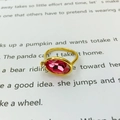 Anillo minimalista bañado en oro de 18K con gema rosa ovalada sobre páginas de libro - US 6 / Rosa Sakura