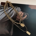 Dettaglio di collane a quattro strati in acciaio al titanio dorato con ciondoli ovali e rettangolari - Oro (3050)