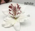 Dettaglio di un fermaglio per capelli a orchidea bianca con macchie rosso-marroni realistiche - Bianco