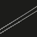 Catena accessoria in metallo argentato a forma di O con maglie ovali su sfondo nero - 5x4mm K bianco 5m