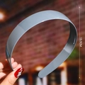 Detail view of a gray minimalist headband with anti-slip teeth measuring 13.5CM in diameter - Grey (Simple Glossy)