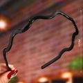 Detail shot of a black wavy headband showing 13.7CM dimension size measurement - Black (Wave Glossy)