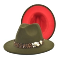 Dettaglio del cappello fedora verde oliva e rosso con perle e nastro leopardato - M (56-58cm) / Verde Militare + Rosso