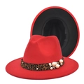 Dettaglio del fedora rosso con fascia leopardata, perle bianche e tesa nera a contrasto - M (56-58cm) / Rosso + Nero