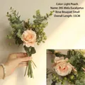 Bouquet di rose pesca ed eucalipto da 33 cm per decorazioni domestiche moderne - Piccolo Bouquet di Rose di Eucalyptus / Pesca Chiaro