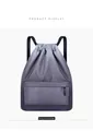 Vista frontal de mochila gris con cordón, bolsillo con cremallera y correas negras anchas - Degradado Gris