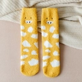 Chaussettes de Noël en peluche jaune avec motif girafe et matière polaire corail épaisse - Taille unique / Jaune Foncé Points Blancs