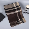 Klassischer karierter Winterschal in Dunkelkaffee und Schwarz mit langen Fransen-Details - Kaffee Doppelstreifen