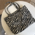 Detailopname van het zebra-gebreide patroon op een zwart-witte canvas shopper tas - Zwart Wit Zebra