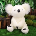 Peluche di koala bianco realistico seduto in una scenografia di foresta naturale - Bianco